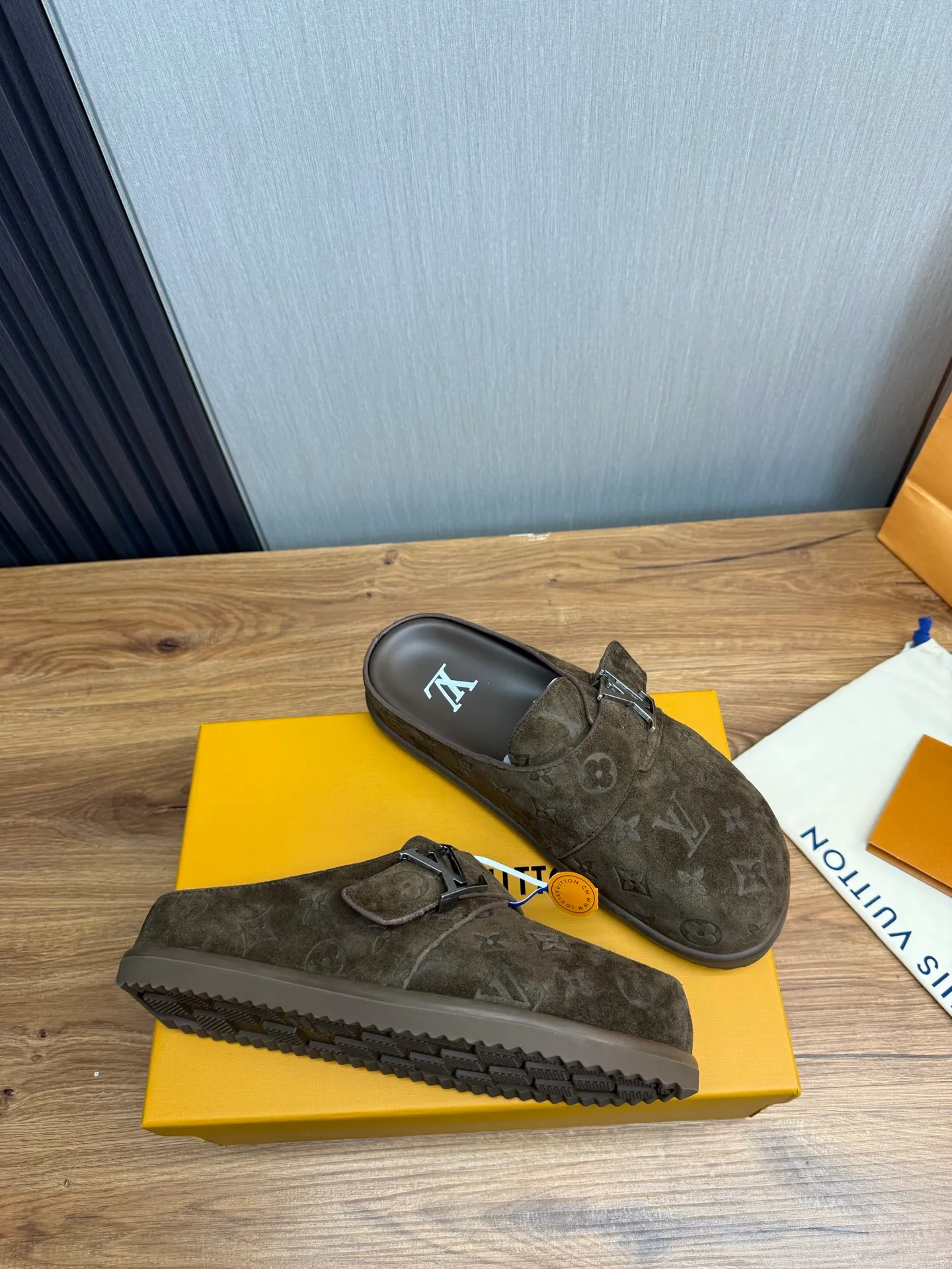 Men's shoes 💰520💰 Lv. hot selling men's slippers 🔥 🩴Official website one to one production 38-45 sizes 45 46 🉑️Customized!